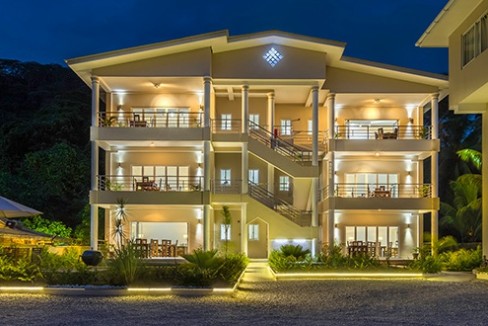 Aussenansicht bei Nacht