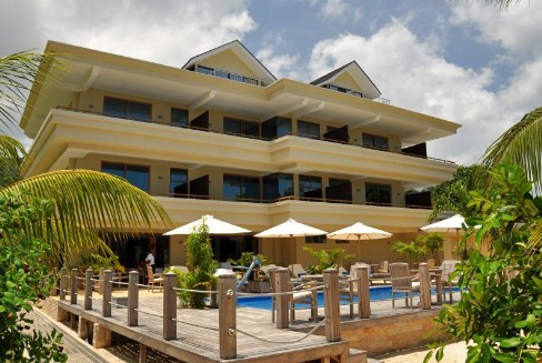 Hauptgebäude mit Pool