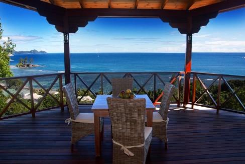 Terrasse mit Sicht auf das Meer